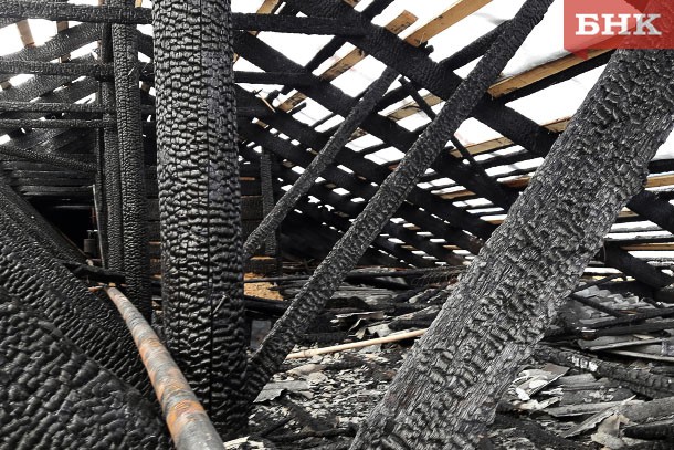 В Подъельске огонь уничтожил жилой дом и летнюю кухню 