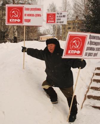 Немногочисленность рядов коммунистов компенсировалась многочисленностью агитационных средств