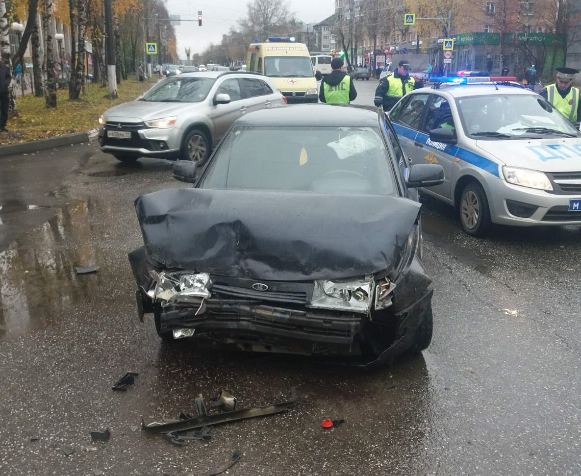 В центре Сыктывкара иномарка вылетела на обочину после столкновения с ВАЗом  « БНК