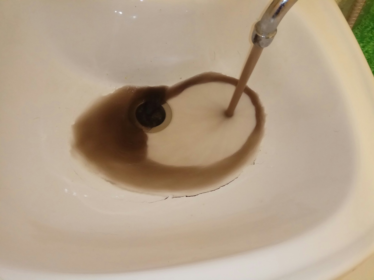 Ржавая вода из под крана после отключения воды