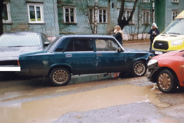 В Сыктывкаре в тройном ДТП пострадала девушка