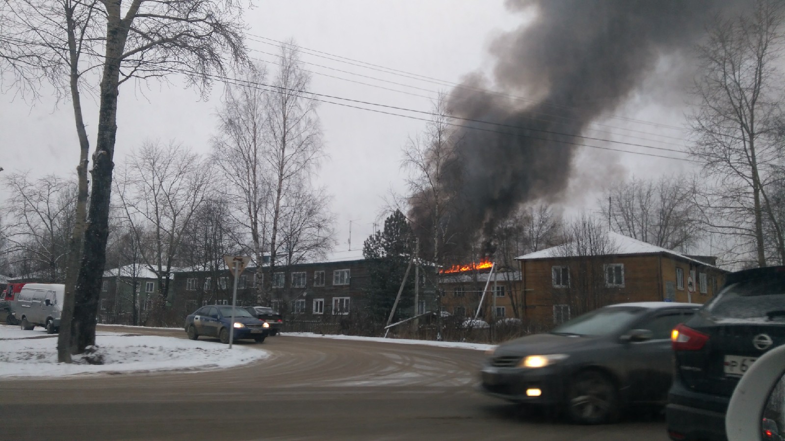 В Сыктывкаре тушат крышу деревянного дома в Лесозаводе « БНК