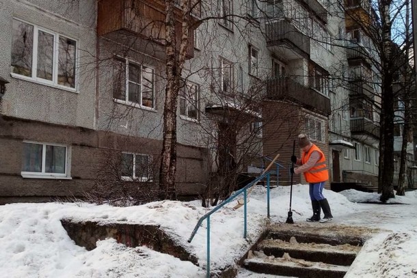 Не все коммунальщики Сыктывкара успели посыпать тротуары до проверки мэрии