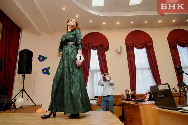 Жительницы Коми заказали праздничные платья, а получили штаны и песок