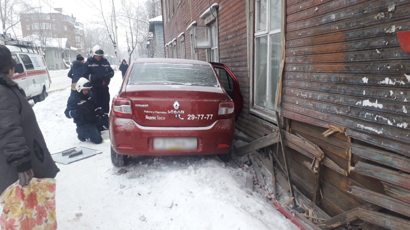 В центре Сыктывкара таксист въехал в дом « БНК