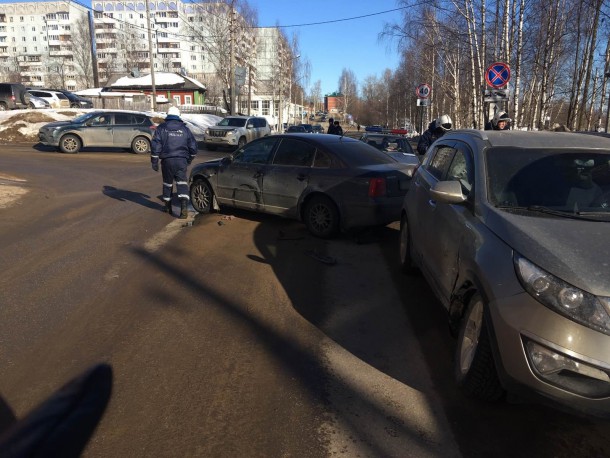 В Сыктывкаре в дорожной аварии женщина травмировала голову