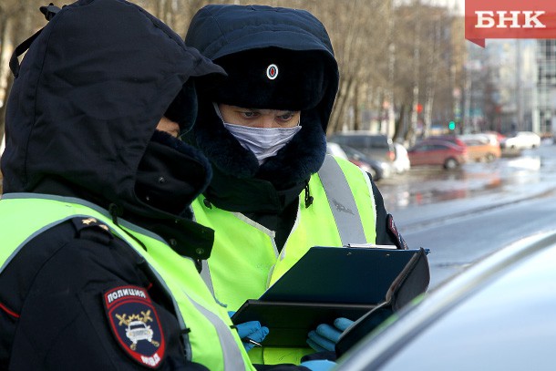 Сыктывкарку преследуют патрули из-за вернувшегося из-за границы двойника