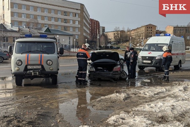 В Ухте Mitsubishi, BMW и Mercedes не поделили перекресток