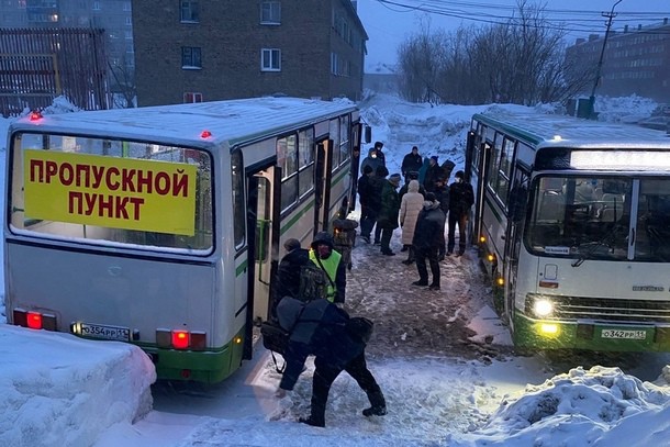 В Воркуте автобусы приспособили под пропускной пункт