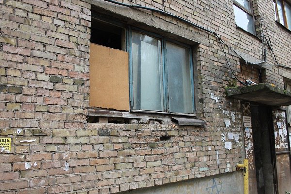 Под контролем судебных приставов Сыктывкара жильцы покидают аварийное общежитие