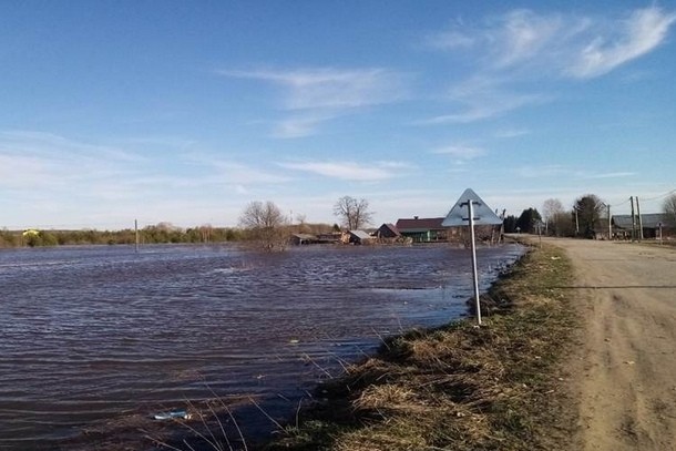 В Летке вода подошла к домам