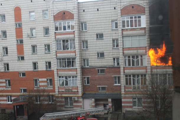 В Сыктывкаре из-за пожара на балконе вывели на улицу жильцов многоэтажки