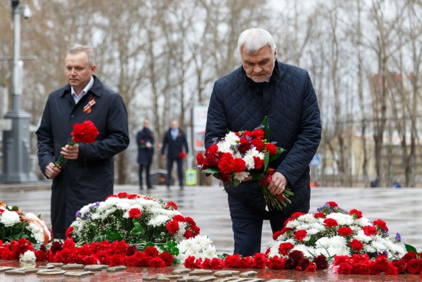 Владимир Уйба возложил цветы к мемориалам «Вечная слава» и «Скорбящий воин»