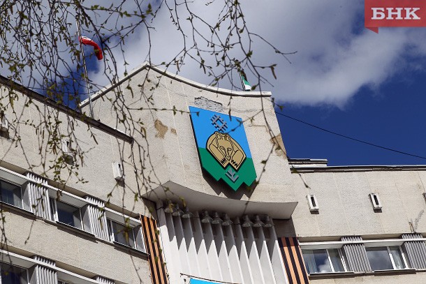 В Сыктывкаре замена герба на здании мэрии вызвала вопросы у историка