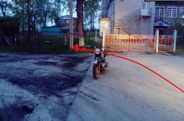 В Емве мотоциклист без прав и шлема врезался в ограждение детского сада 