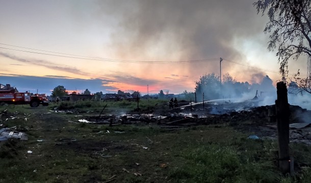 В Едве Удорского района снова тушили бесхозные строения