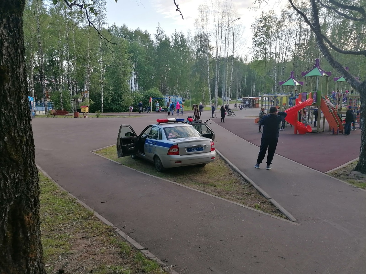 В Сыктывкаре машина ГИБДД «припарковалась» в центре Мичуринского парка « БНК