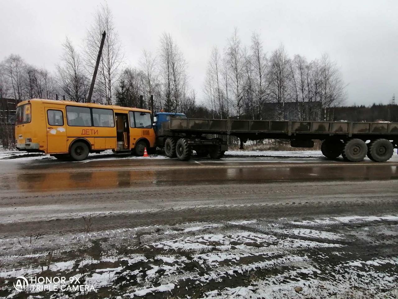 В Сосногорске школьный автобус столкнулся с «Уралом» « БНК