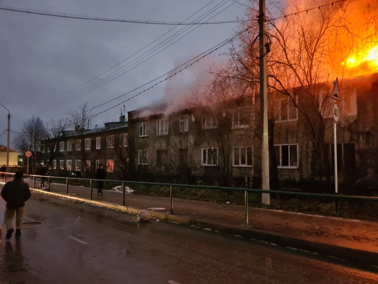 В МЧС назвали причину пожара в деревянном доме в Усинске « БНК