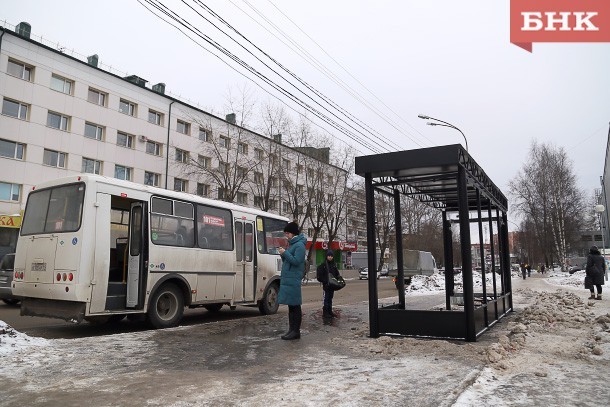  В Сыктывкаре женщину на остановке сбила неопытная автомобилистка