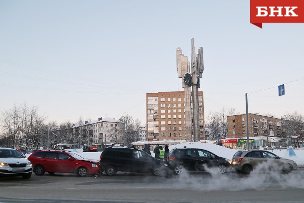 В Сыктывкаре четыре машины сложились «гармошкой»