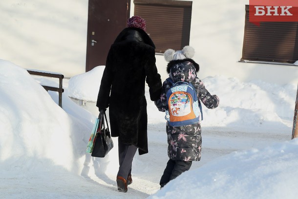 Родителей сосногорских школьников попросили теплее одевать детей