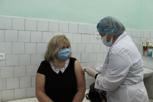 Вакцинация от коронавируса в Койгородском районе началась с главы