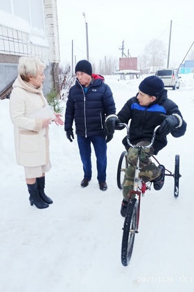 В Усть-Вымском районе пенсионеру-колясочнику подарили велосипед