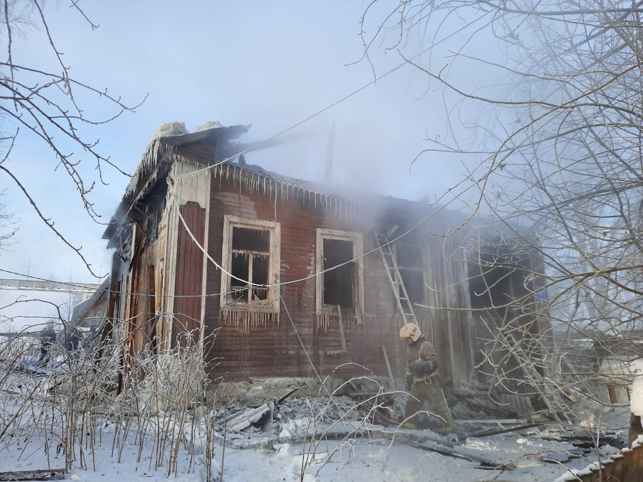 Пожар в сыктывкаре сегодня. Старовского Сыктывкар пожар частный дом. Фото пожара дома. Пожар в Сыктывкаре вчера. В Сыктывкаре сгорел дом 3.05.2022.