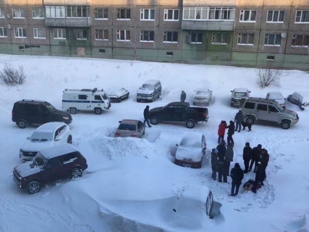 В Воркуте во дворе дома нашли труп женщины