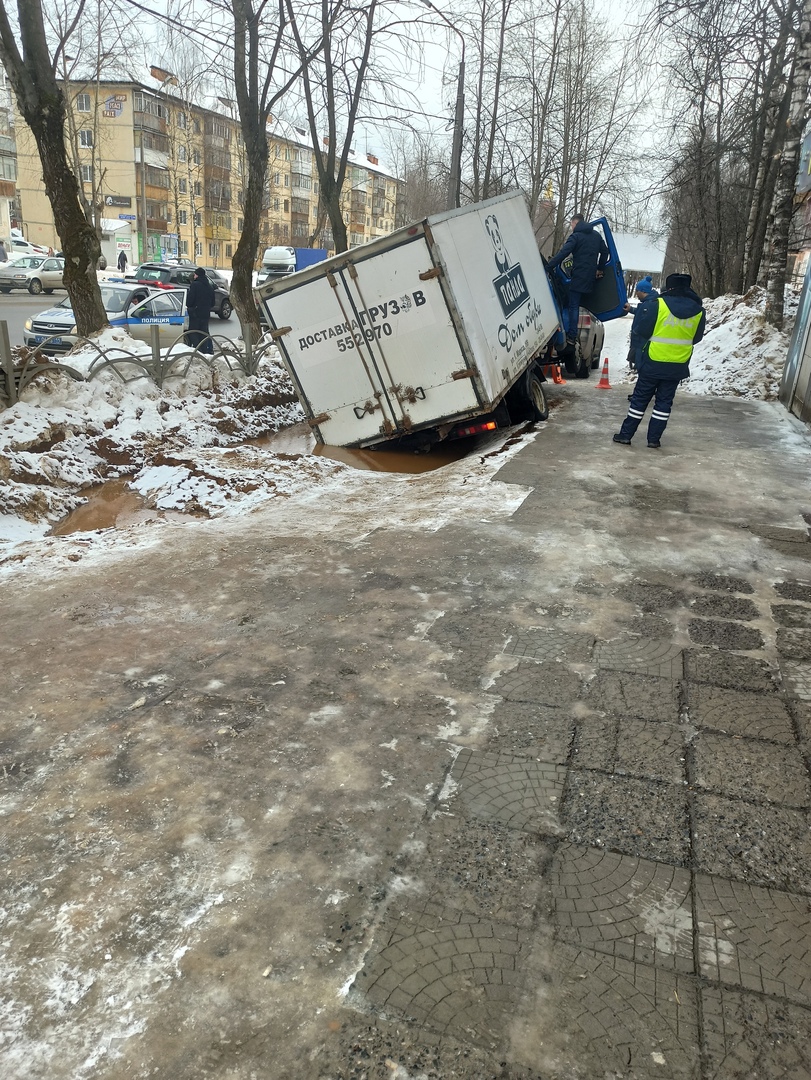 В Сыктывкаре «Газель» «ушла под землю» « БНК