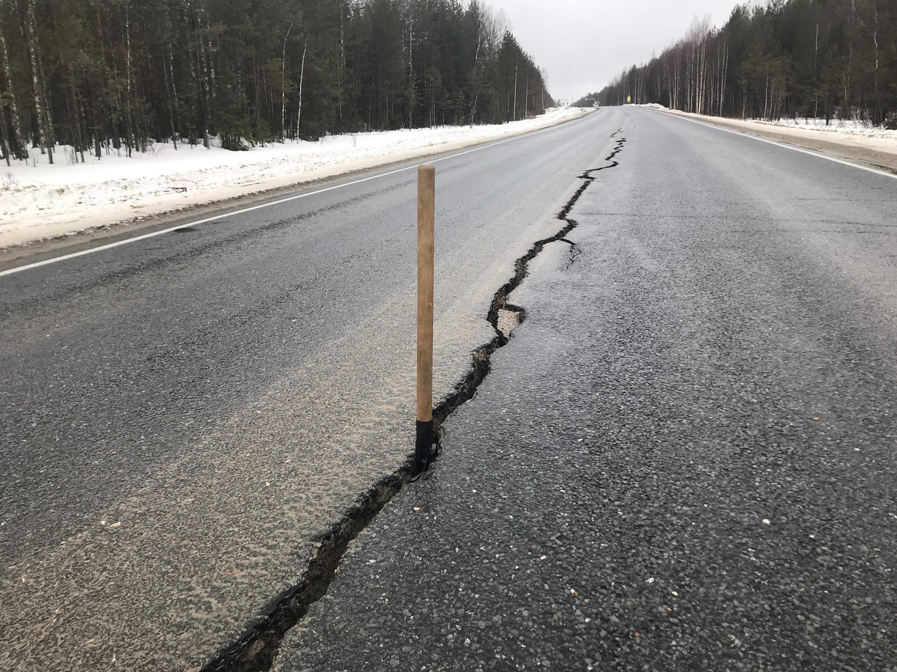 Автомобилистов испугала разрастающаяся трещина на отремонтированной дороге  у корткеросского села « БНК