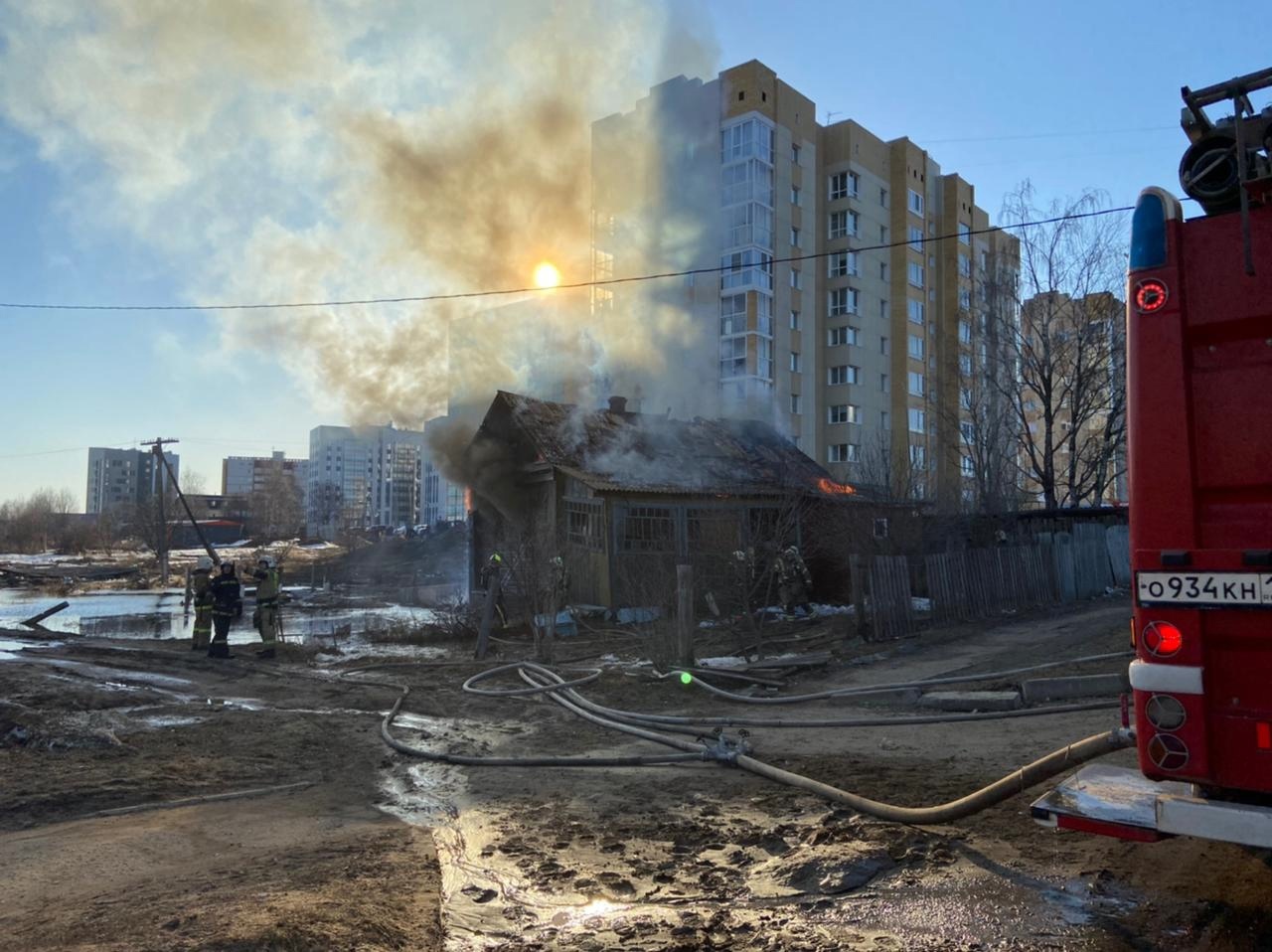 В сыктывкарском Давпоне полыхает дом « БНК