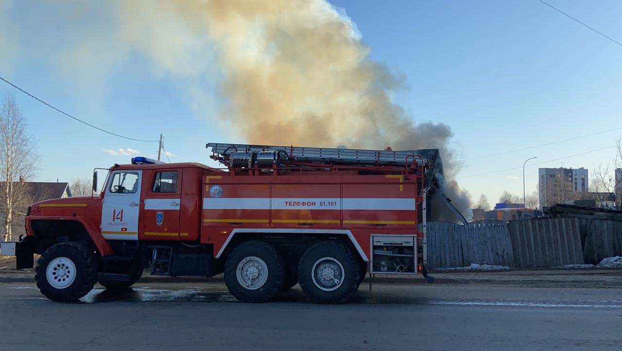 В сыктывкарском Давпоне полыхает дом | 11.04.2021 | Сыктывкар - БезФормата