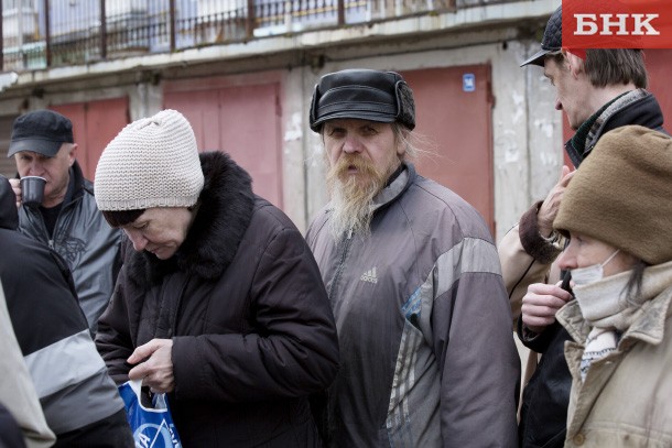 Сыктывкарских бездомных поздравили с Пасхой освященными куличами