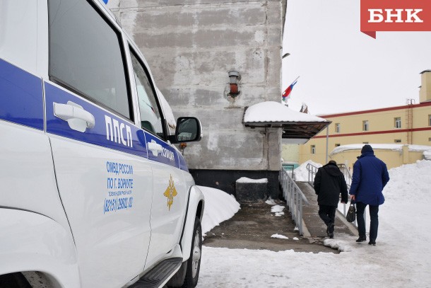 В Воркуте возбудили уголовное дело после падения металлической двери на женщину