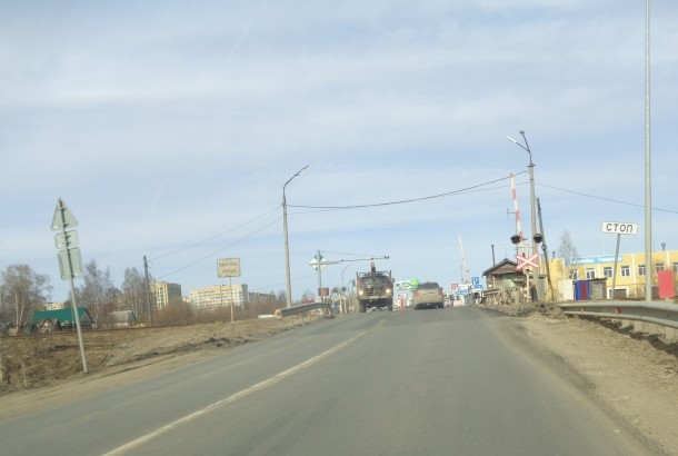 На границе Сыктывкара и Выльгорта «починили» проблемную дорогу у переезда