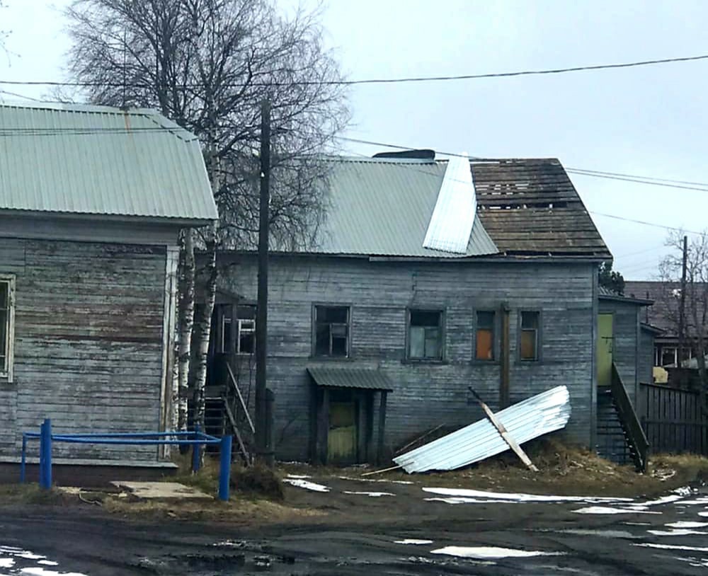 В Усть-Цильме восстановили поврежденную ветром крышу больницы « БНК