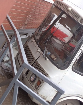В Сыктывкаре рейсовый автобус протаранил здание