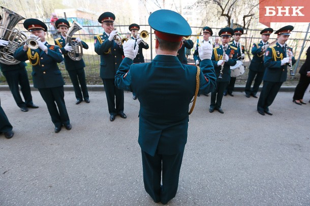 Военный оркестр приехал к ветеранам Сыктывкара с мини-концертами