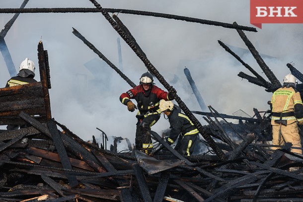 Пожарным в Коми 9 мая пришлось тушить сараи и горящую траву