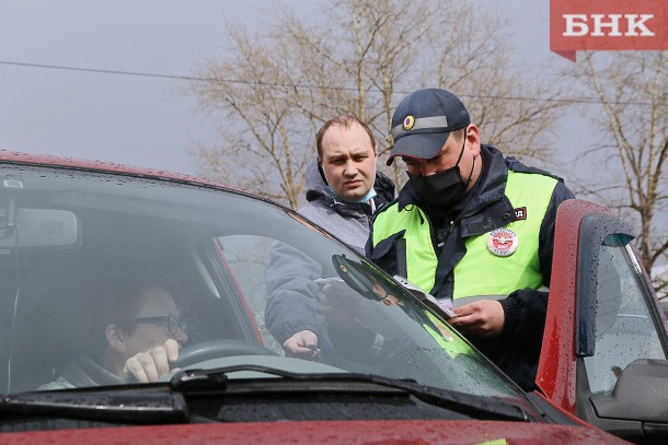 Сотрудников ГИБДД обяжут возвращать водителям документы в обложках и с купюрами внутри