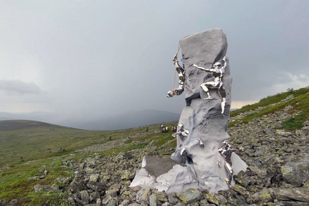 На перевале Дятлова установили памятник погибшим туристам