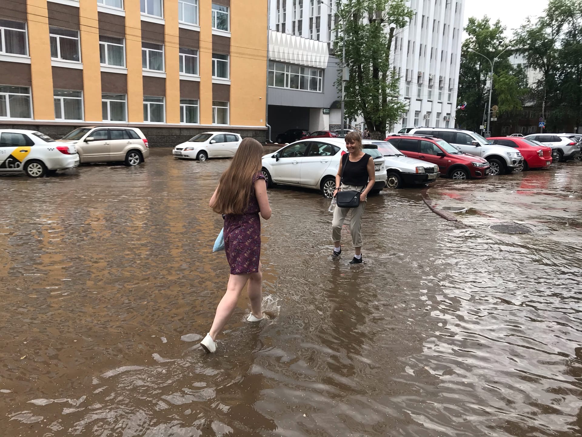 Осадки в сыктывкаре на сегодня. Сыктывкар затопило. Сильный ливень летом. Улицы после дождя. На улице сильный ливень.