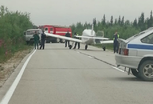 Стала известна причина аварийной посадки самолета на трассу в Печоре