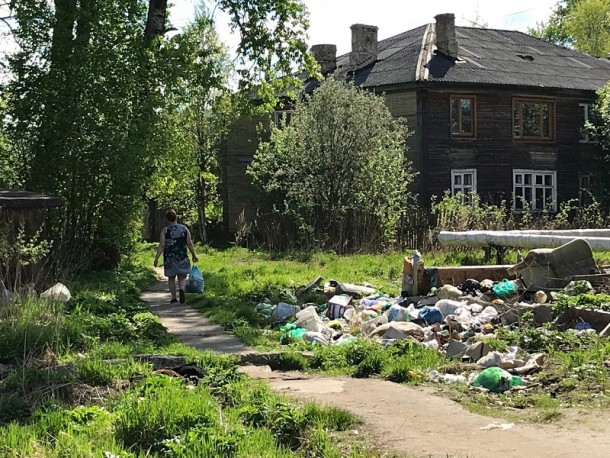 Сыктывкарцы попросили убрать свалку, которая появилась на пути к мусорному контейнеру