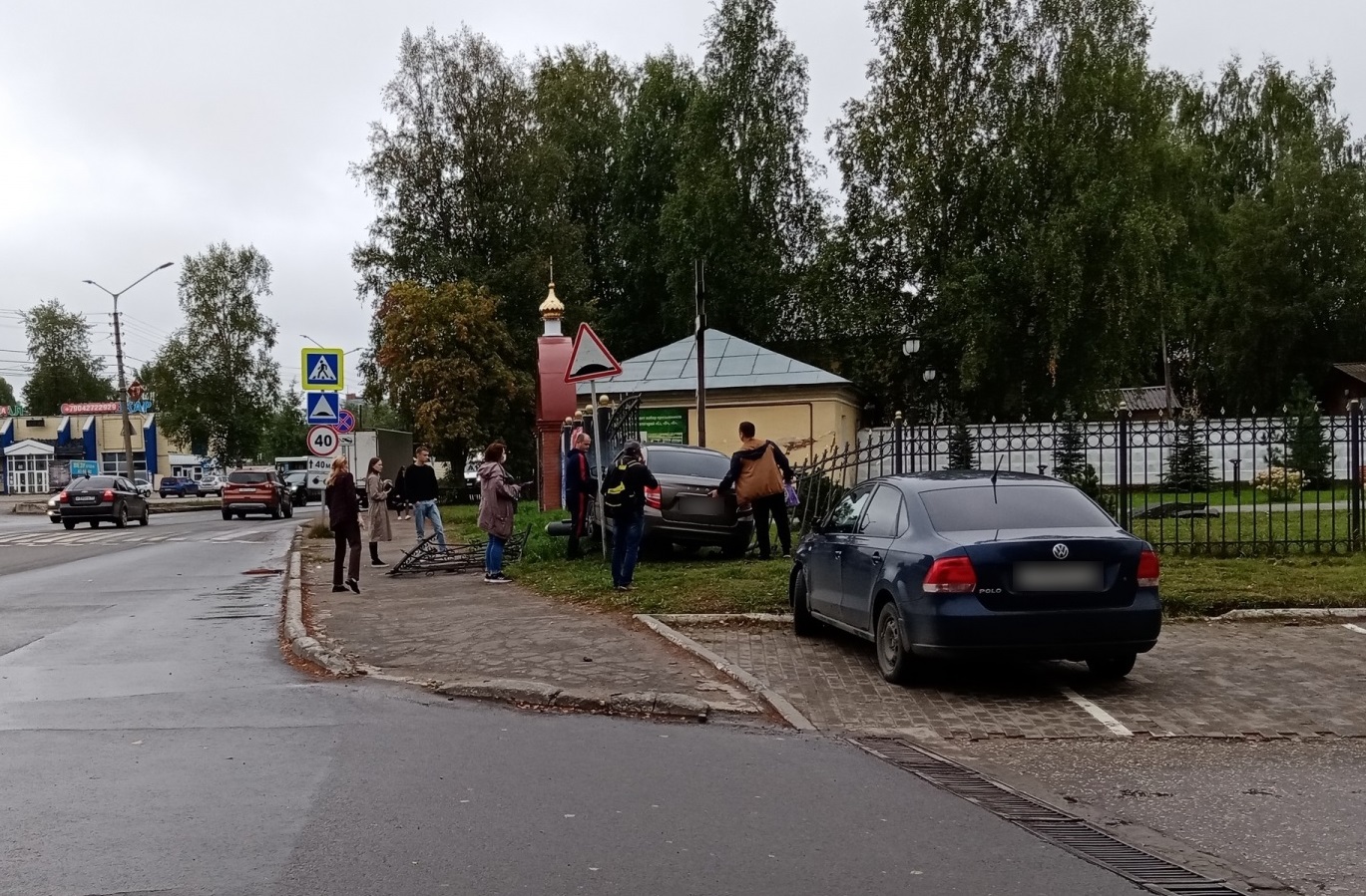 Сыктывкарец на «Ладе» снес забор возле храма « БНК