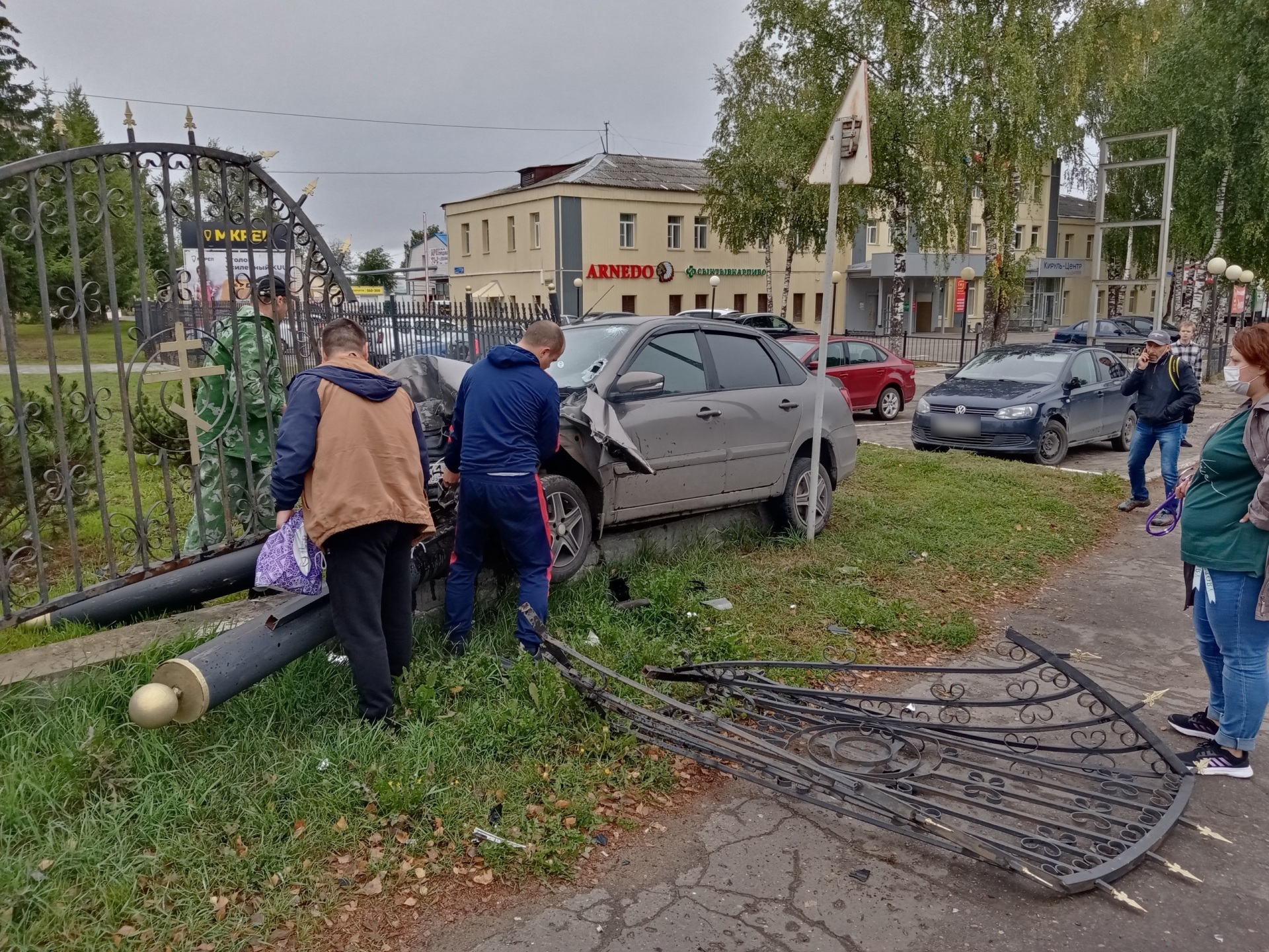 Сыктывкарец на «Ладе» снес забор возле храма « БНК