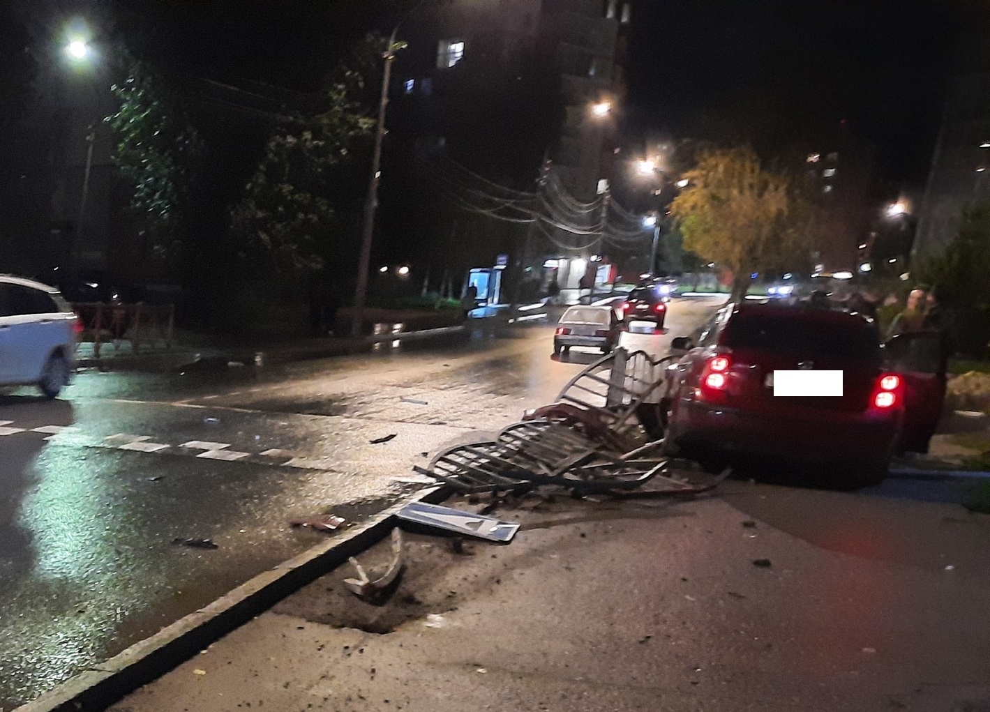 Снесший ограждение и дорожные знаки водитель в Сыктывкаре был пьян – ГИБДД  « БНК