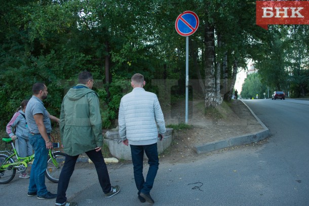 Сбор подписей помог сыктывкарцам добиться строительства тротуара к школе